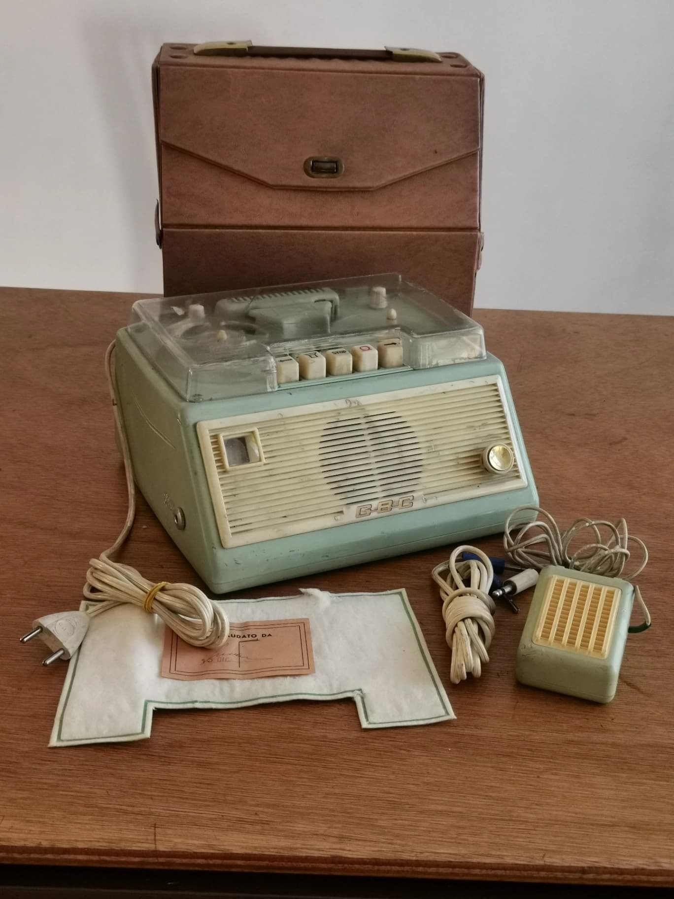 Registratore a nastro Marca GBC degli anni '50. Non funzionante.